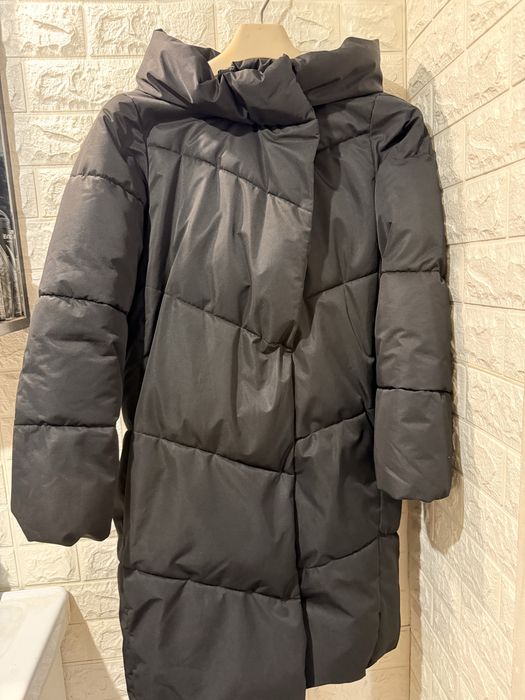 Продам чорний пуховик reserved