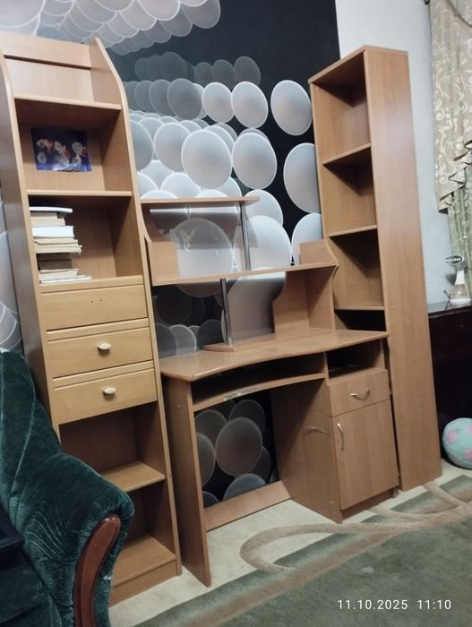 Продам письменный стол + навесная полка и два книжный шкафа
