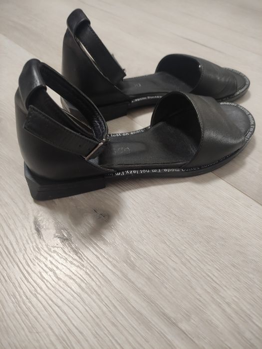 Женские кожаные, черные сандалии с надписью на подошве.
