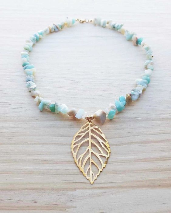 Colar de Amazonite com pendente folha dourada