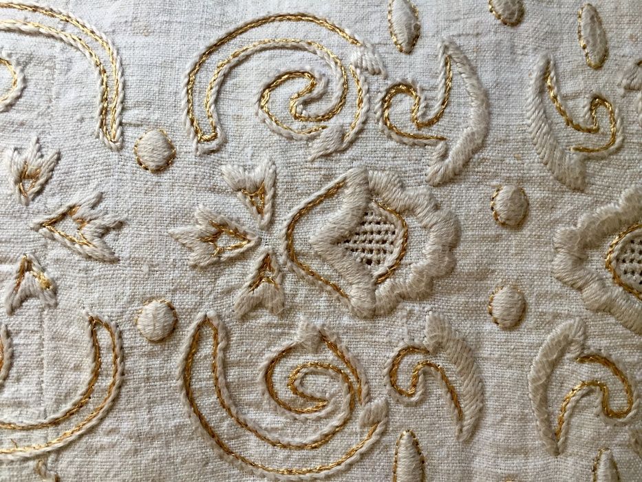 TOALHA exclusiva, bordada a FIO de OURO