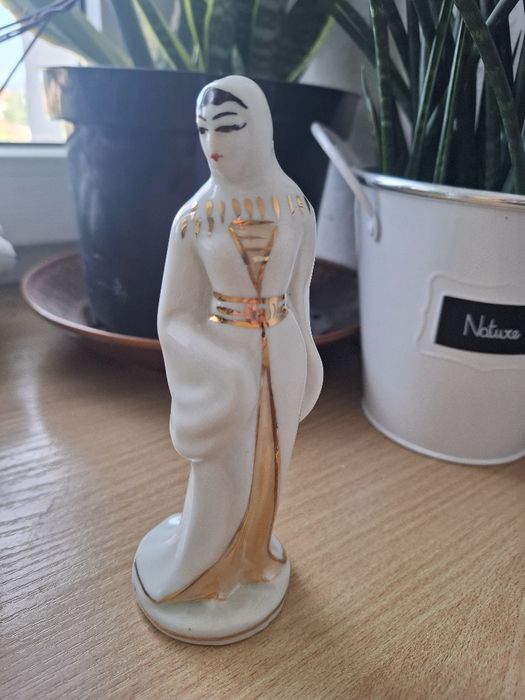 Porcelanowa Figurka.Panna,dama z Porcelany Połonne,lub RumuniaPRL,ZSRR