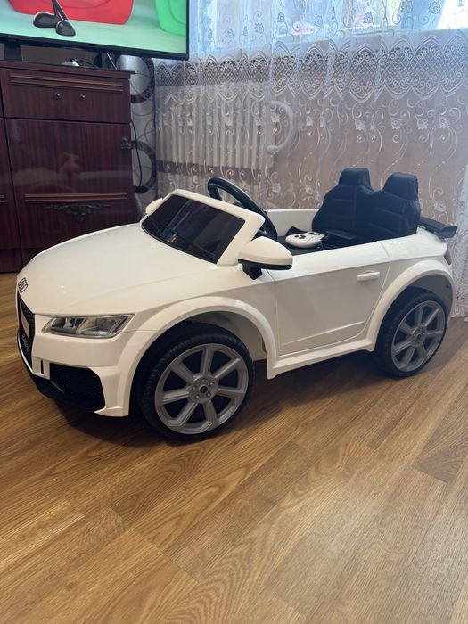 Продам детский электроавтомобиль Audi TT RS Quattro