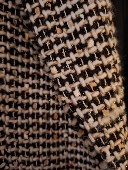 Zakiet MaxMara linii S
Ciekawie tkany blyszczaca nitka.
 Linia S to gr