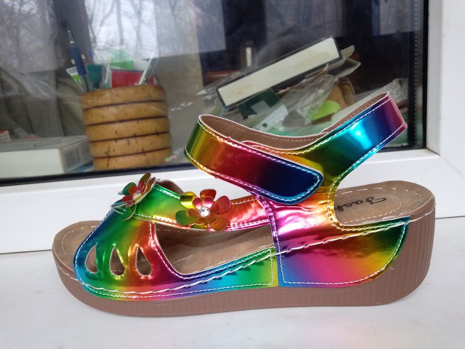 Яркие оригинальные лёгкие босоножки