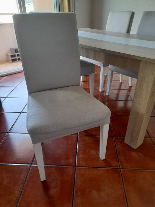 4 cadeiras com tecido cinza