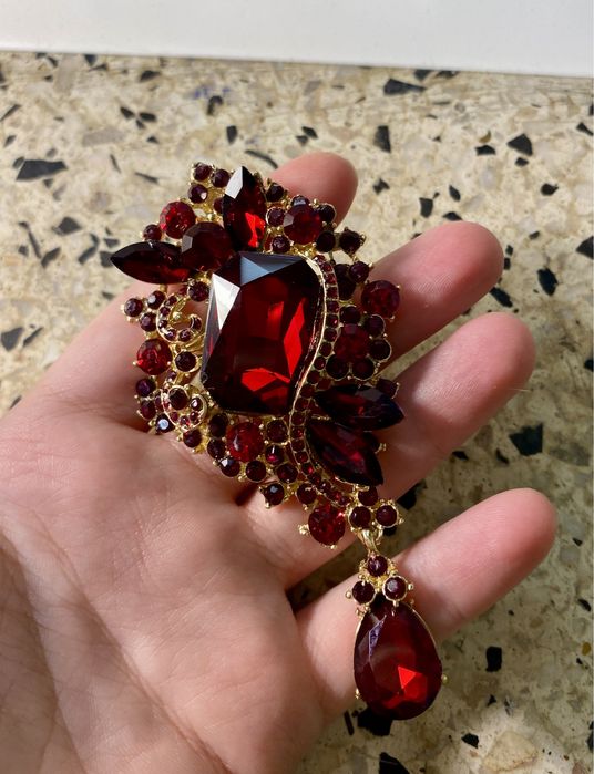 Broszka w stylu vintage czerwona