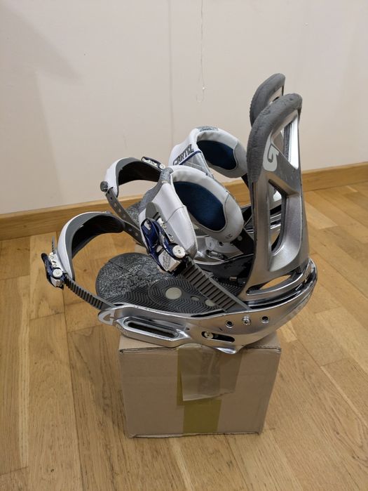 Burton Cartel EST M wiązania snowboardowe snowboard srebrne