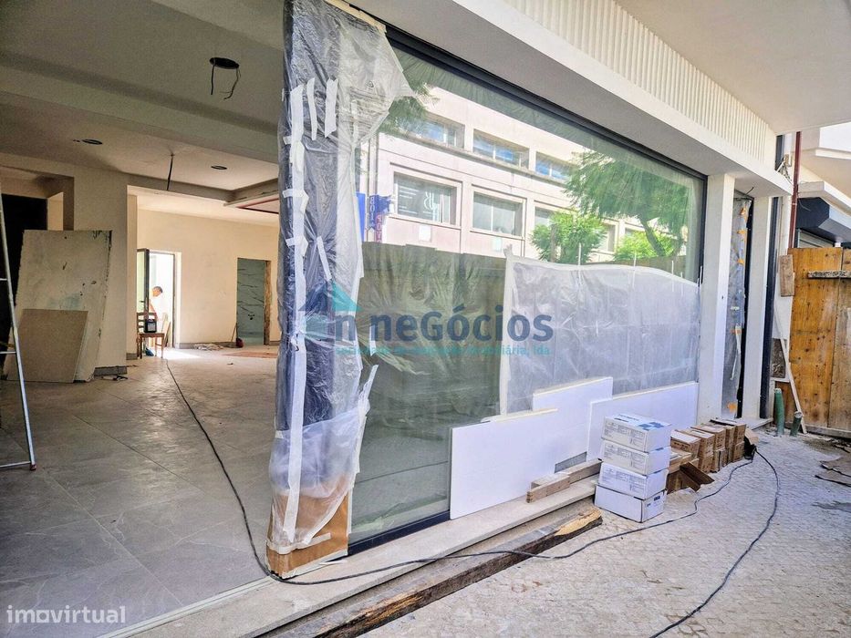 Espaço comercial com grande montra -O AZEMÉIS CENTRO