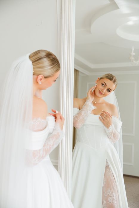 Весільна мереживна сукня з корсетом