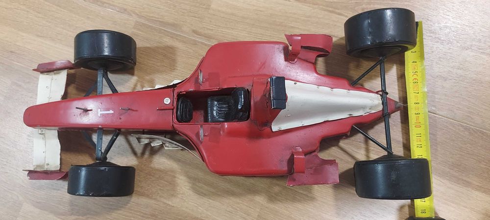 Carro de corrida F1 em chapa para decoração ou coleção