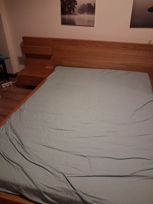 Cama casal em madeira com mesas de cabeceira