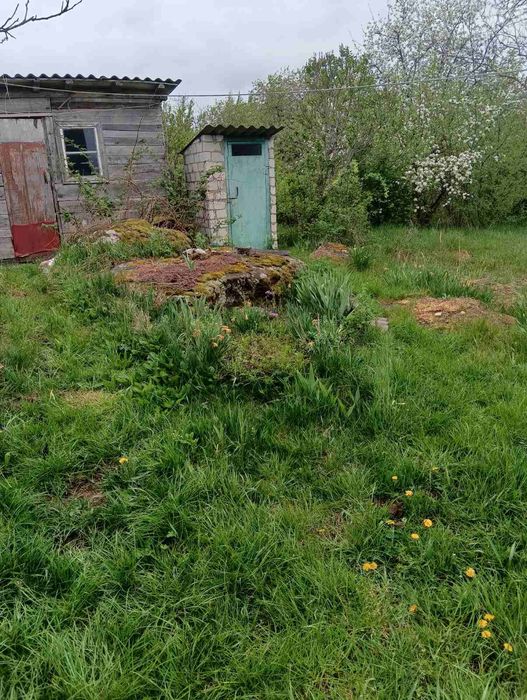 Продається частина будинку виділена як квартира.
