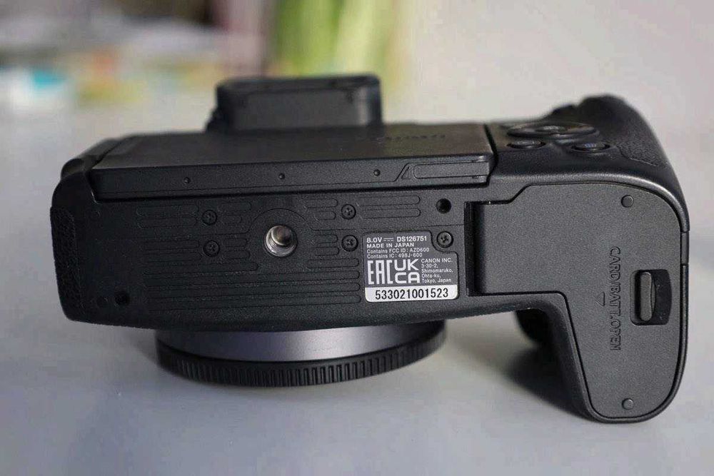 Canon EOS RP + 2 Original Akkus + Ladegerät