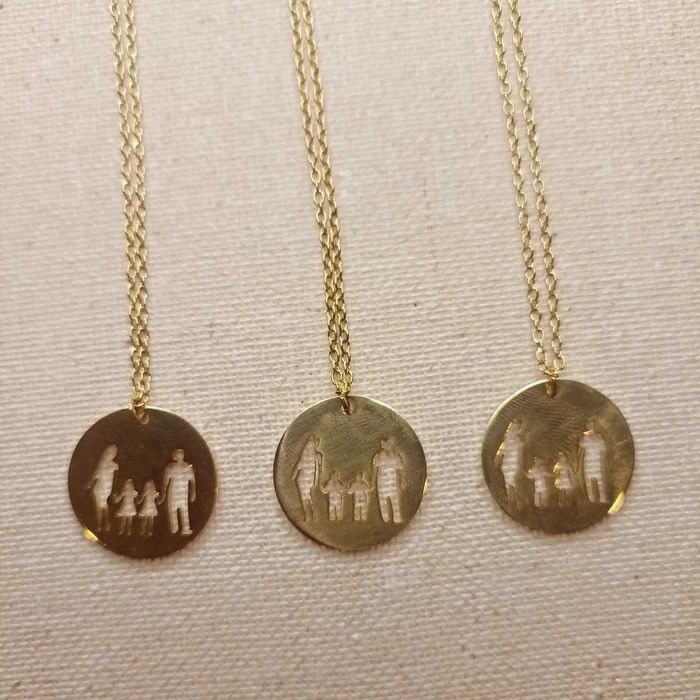 Fios dourados e prateados com medalhas da família. Em aço inoxidável.