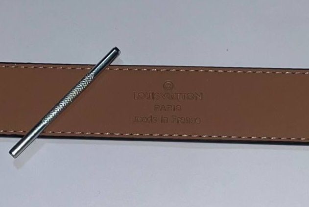 Ремені Versace та Louis Vuitton