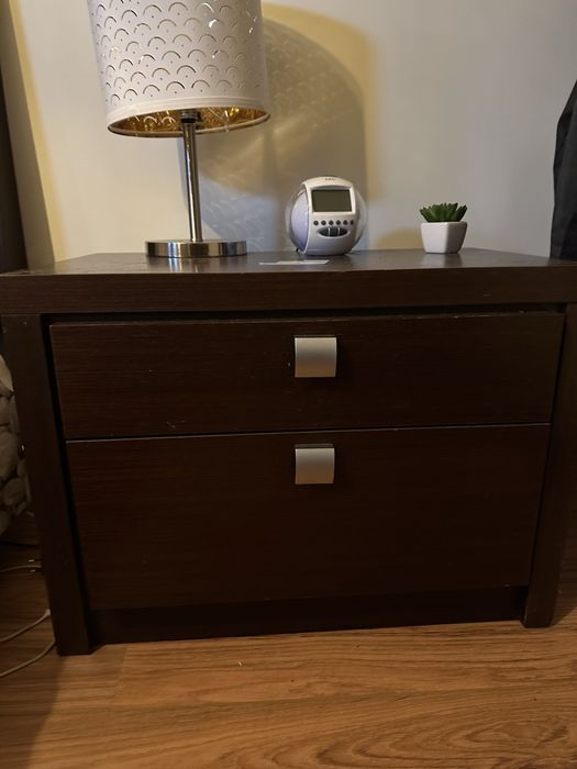Mobilia de quarto em wenge com arrumacao por baixo e comoda ikea