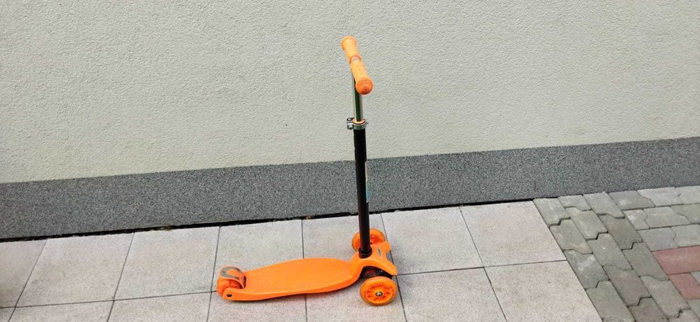 Hulajnoga trójkołowa