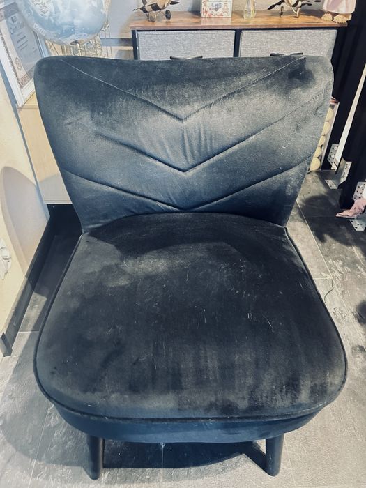 Czarny fotel welurowy