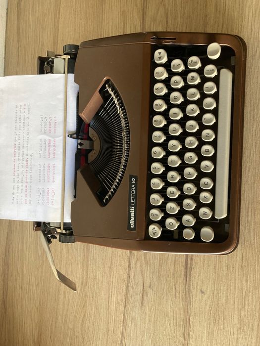 Máquina de escrever  **  Olivetti 82