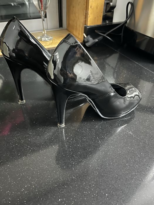 Sapatos pretos de senhora
