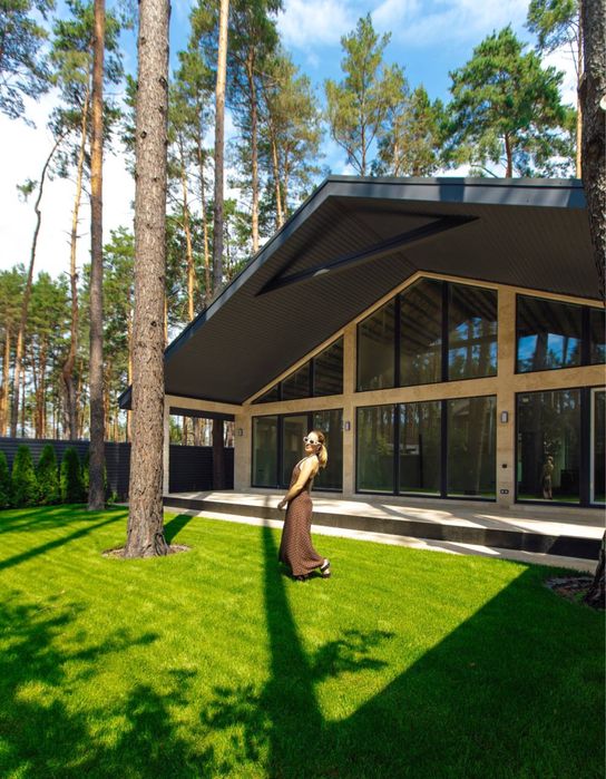 Сучасний будинок серед сосен у Лісовій Бучі | панорамні вікна, газ, 6 соток