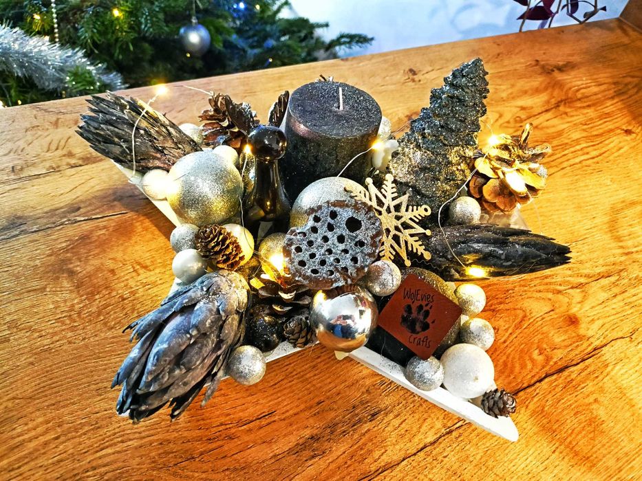 Świąteczny zimowy stroik w kształcie gwiazdy ze świecą i lampkami led