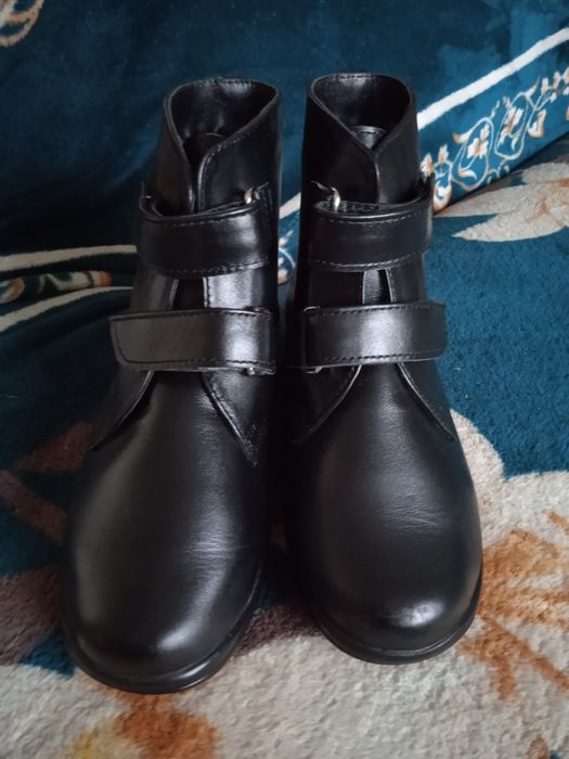 Ботиночки 36 розмер(обе пары)