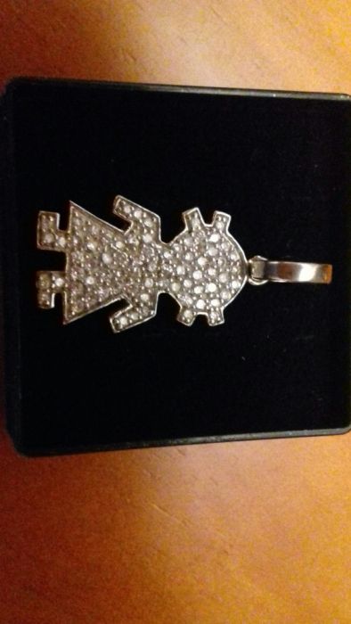 Pendente menina com pedras, preço fixo