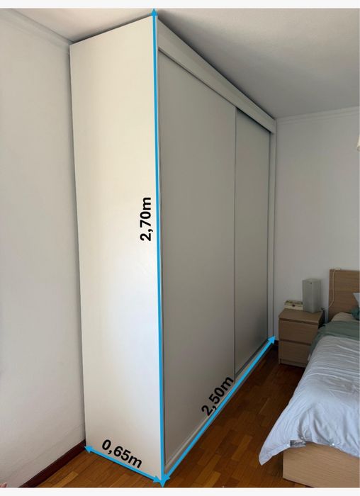 Armário branco com gavetas e portas de correr