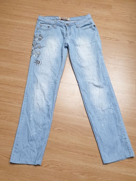 Jeansy damskie z przetarciami