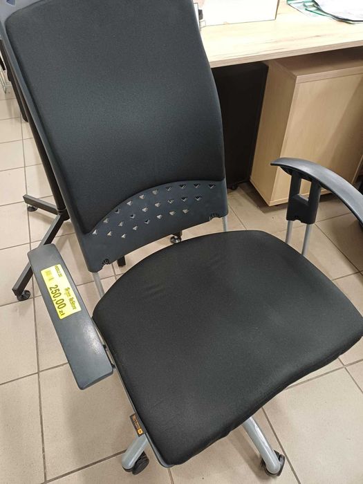 czarne krzesła biurowe Sitag