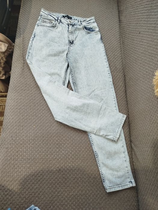 Продам світлі джинси Mom.
Стильні джинси у модному фасоні mom, з ви