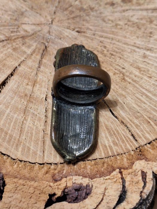 Anel gótico caveiras