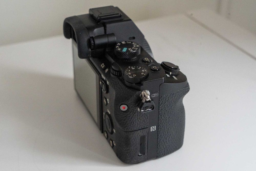 Sony A7-II em bom estado, com comando remoto RMT DSLR-2