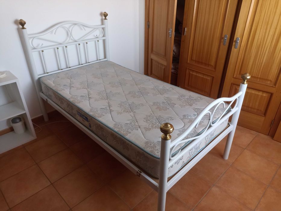 Cama de ferro com colchão