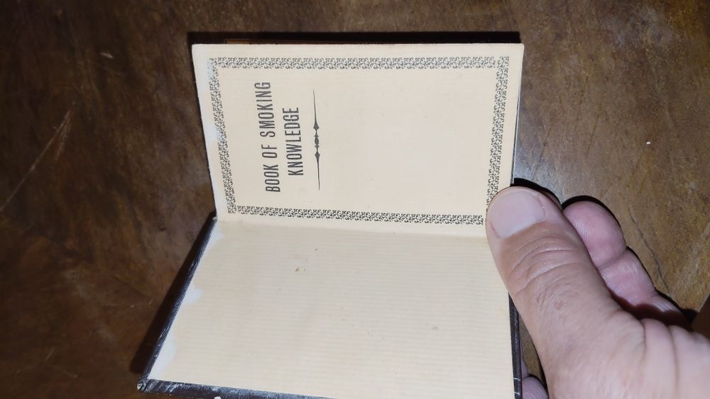 Isqueiro antigo ,  livro