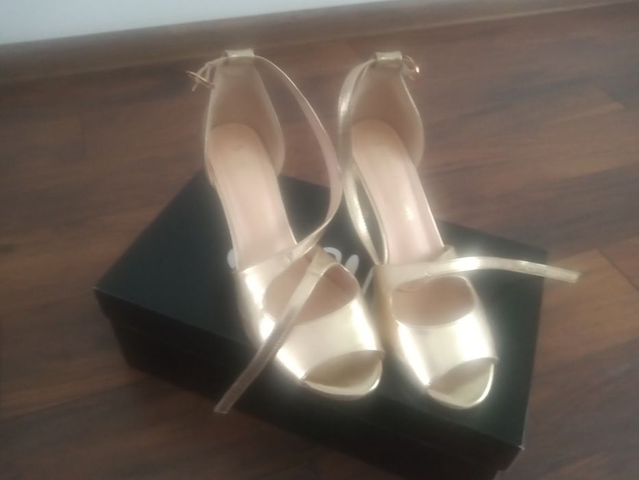 Złote sandałki Sergio Leone