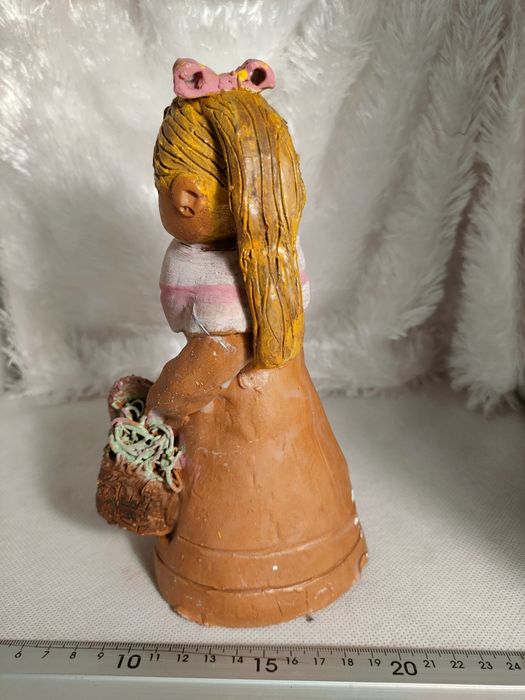 Menina de barro feita à mão