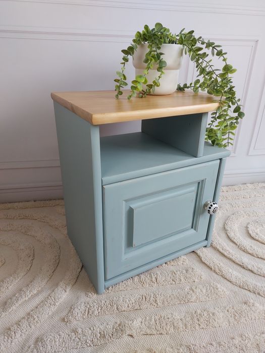 Drewniana niebieska błękitna szafka nocna