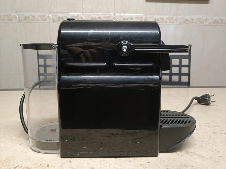 Máquina de Café Nespresso DeLonghi com Suporte de Cápsulas