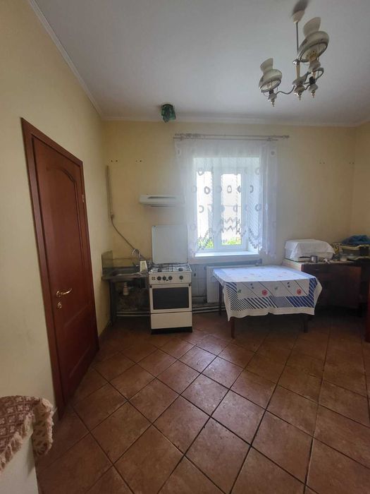 Продаж цегляного будинку з гарною земельною ділянкою, центр міста.