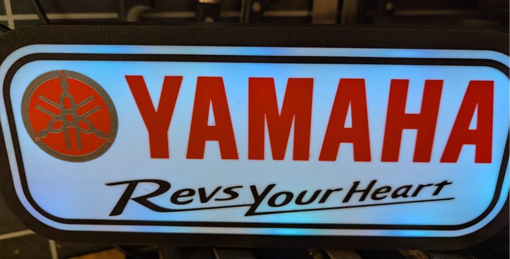Caixa de Luz Yamaha "Revs Your Heart"