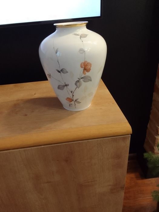 Wazon biały z rysunkiem kwiatów