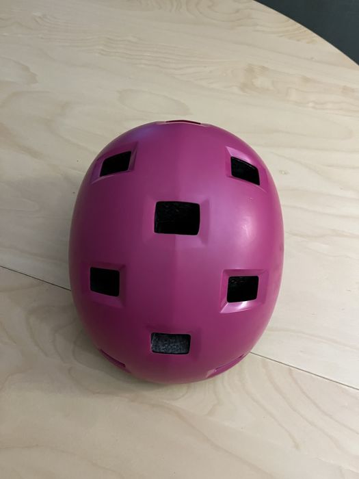 Różowy kask dla dziecka