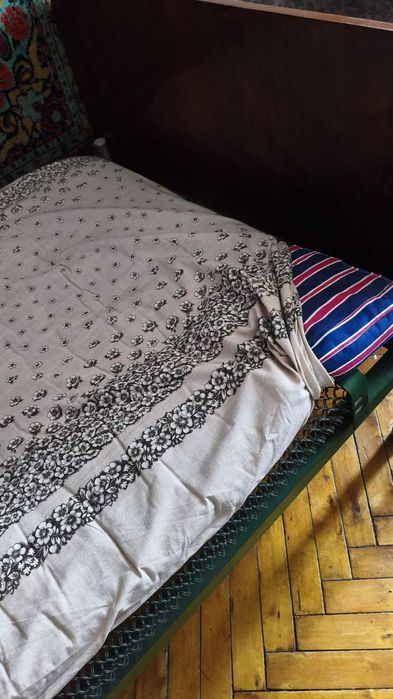 Ліжко півтораспальне пружинне з матрацом.