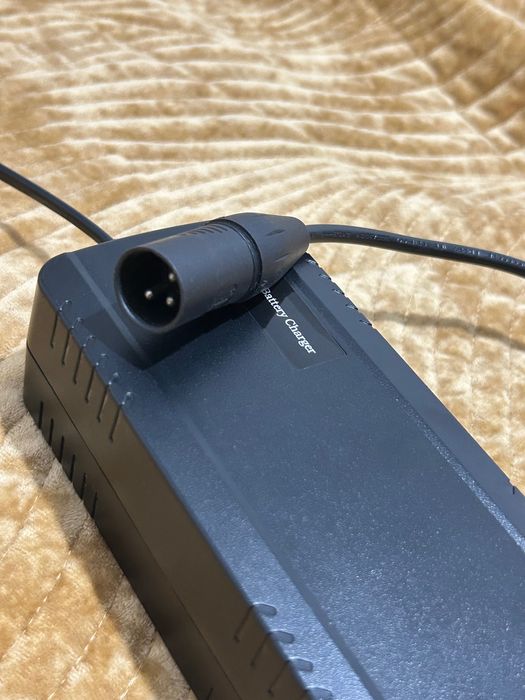 Carregador 48V Li-ion 54.6V 4A – XLR 3 pinos (trotinete/e-bike)