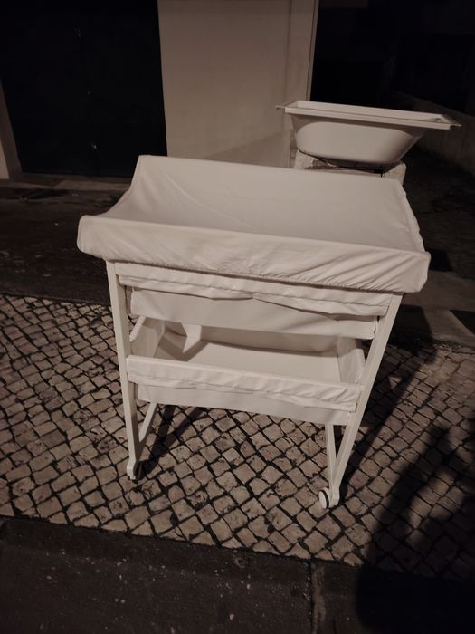 Vendo banheira e muda fraldas para bebe usado mas com pouco isso vendo porque o meu filho já não usa mais