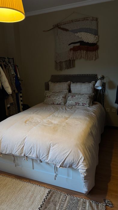 Sommier com arrumação e cabeceira em veludo