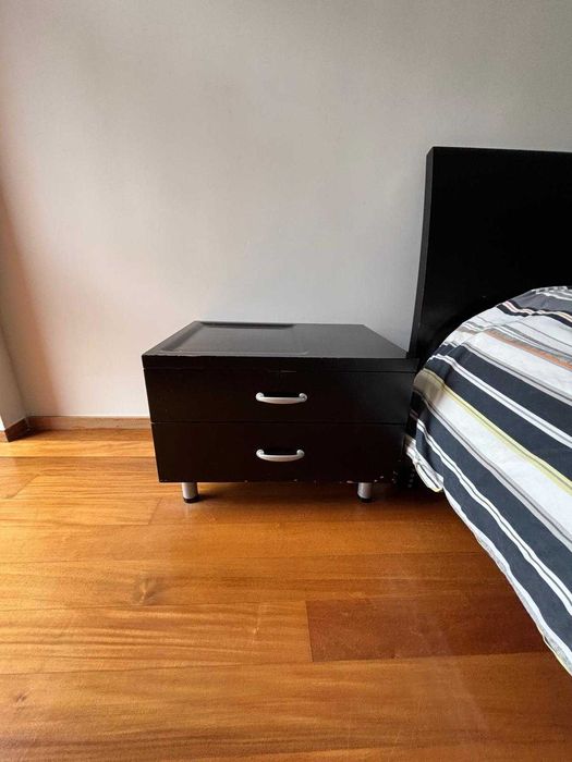 Cama de casal 160x200 + 2 mesinhas de cabeceira pretas - Maia